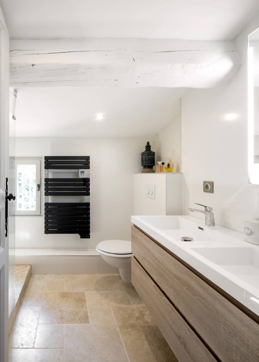 Санузел белая плитка с деревом