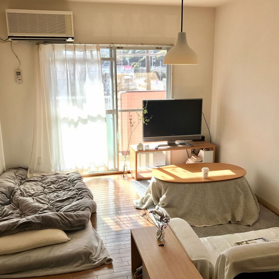 Спальня с панорамными окнами в квартире