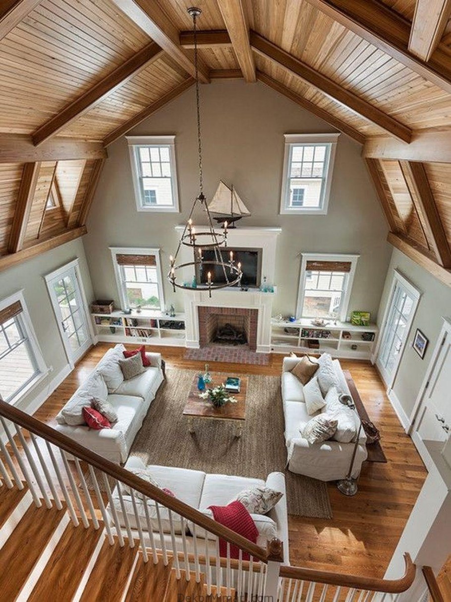 Двухэтажный дом без потолка