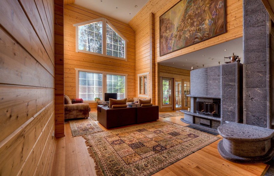 Камин в доме из бруса