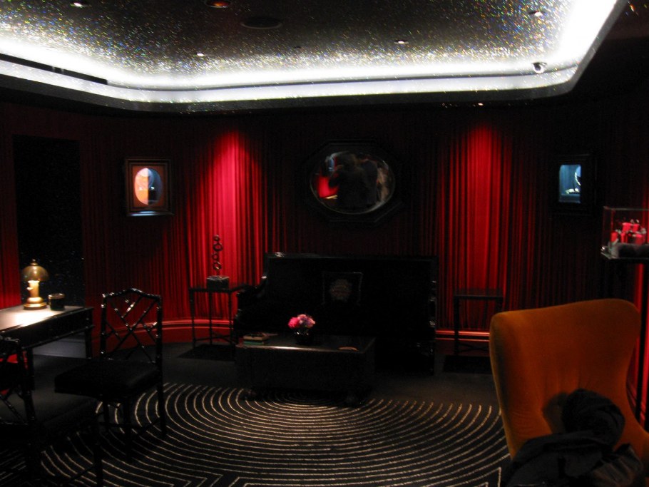 Красно черная комната