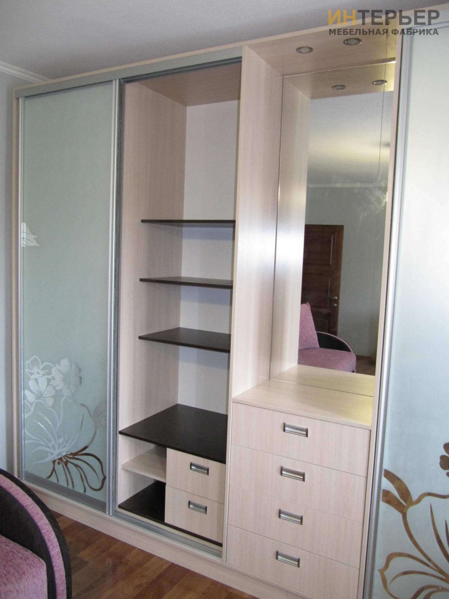 Шкаф с зеркалом внутри шкафа