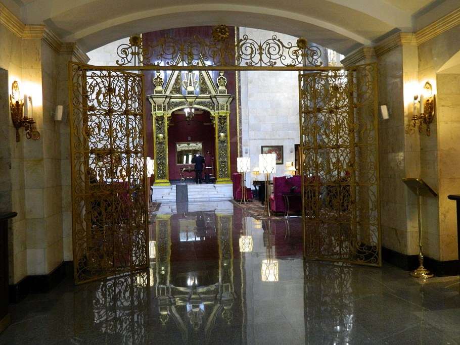 Гостиница Ленинградская вестибюль