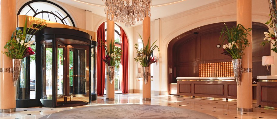 Отель в Париже Плаза Атени лобби