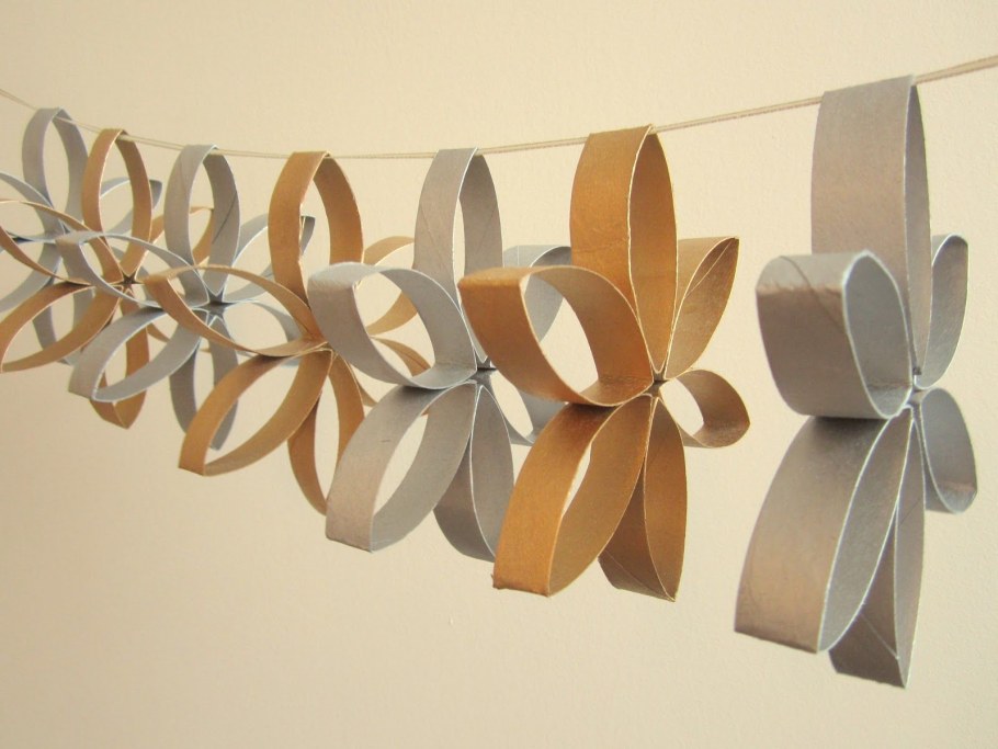 Новогодние украшения из втулок