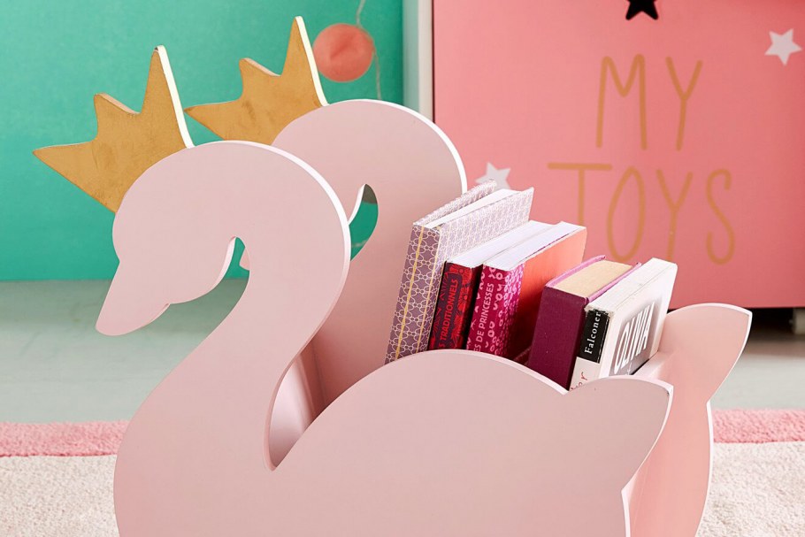 Лебедь из картона коробок