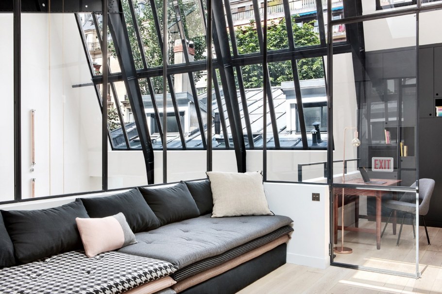 Комната с темным потолком