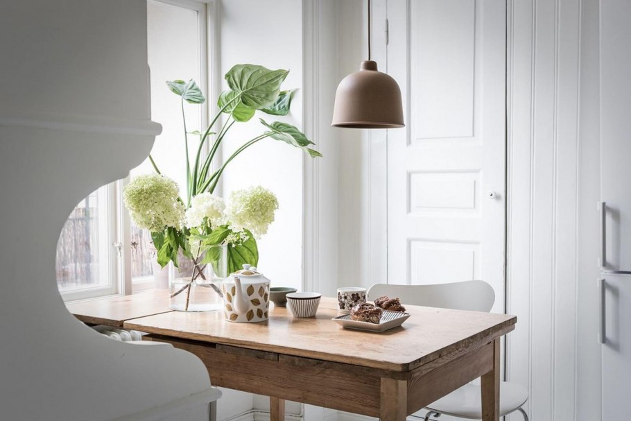 Комната с окном ночью