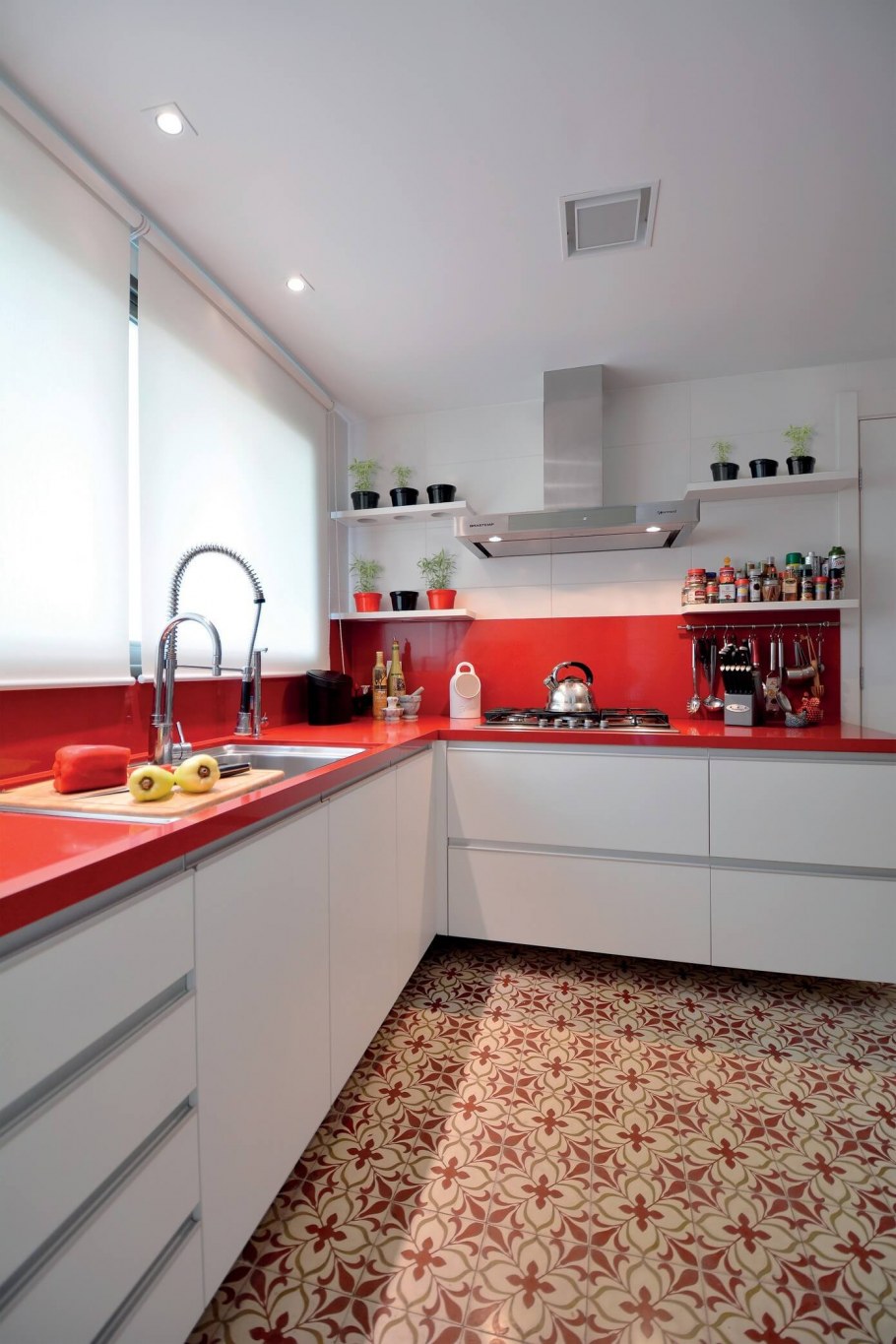 Белый декор кухни с красным акцентом