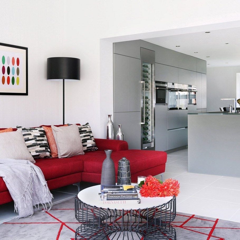 Кухня гостиная с красной кухней