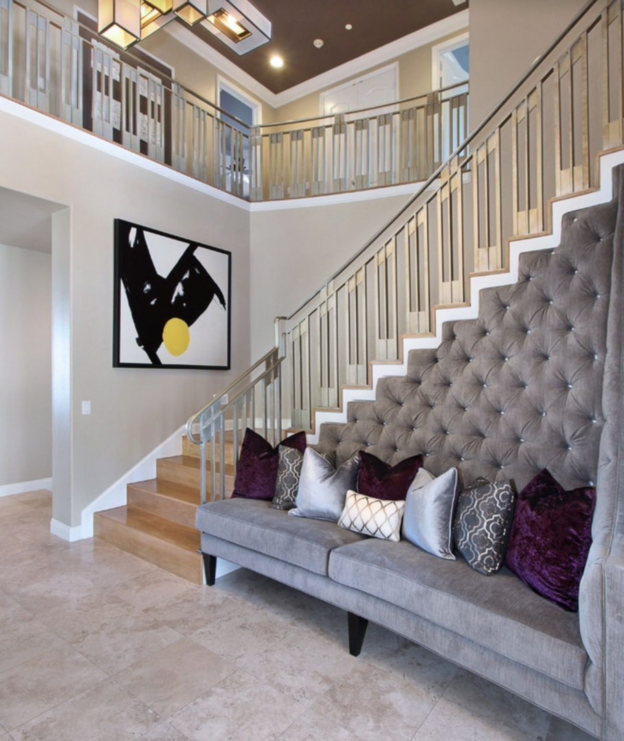 Диван под лестницей