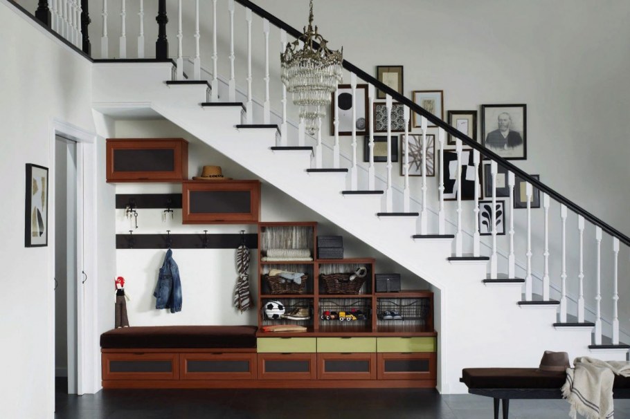 Организовать пространство под лестницей