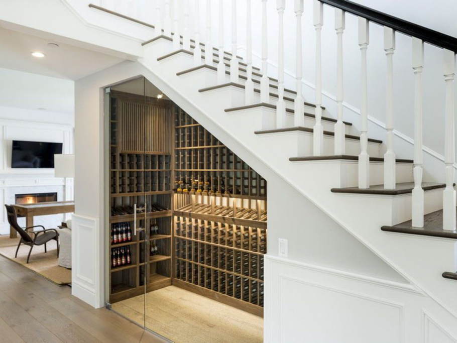 Пространство под лестницей