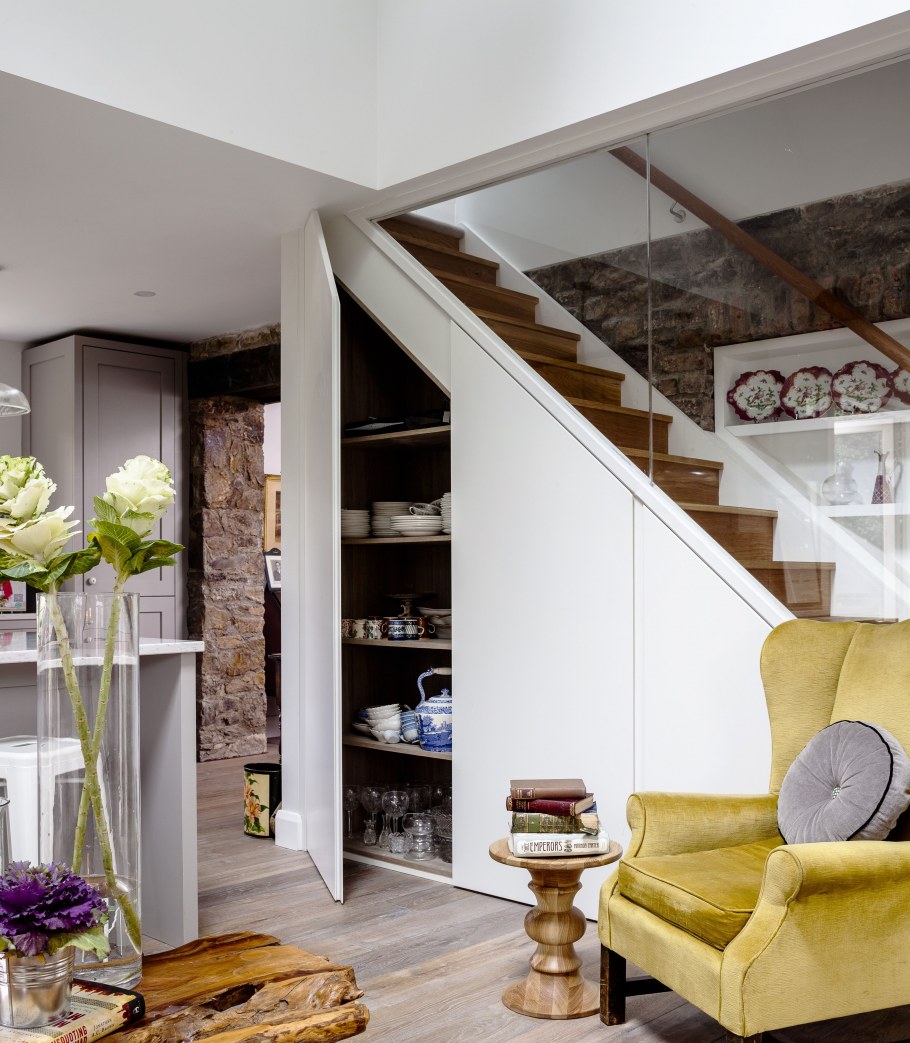 Пространство под лестницей в загородном доме