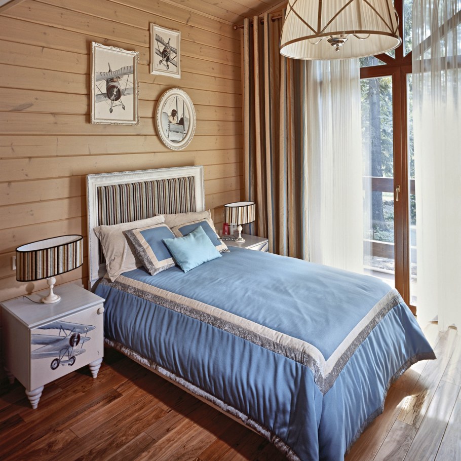 Синяя спальня в деревянном доме