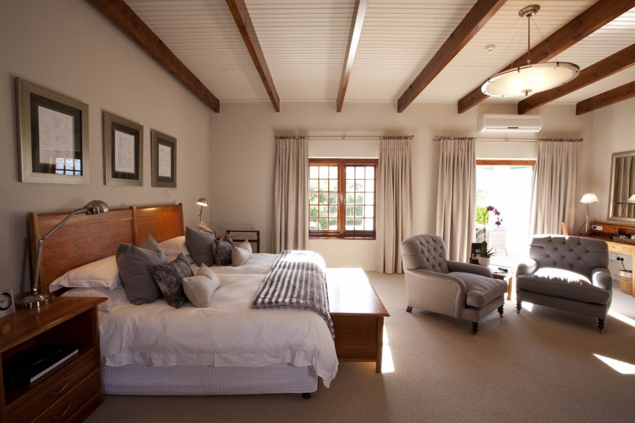 Спальня на даче мансарда вагонка