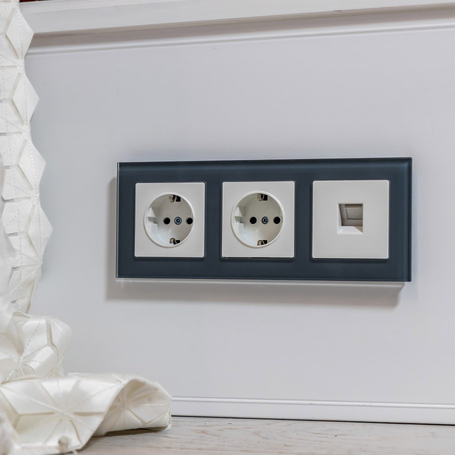 Черная рамка на стене