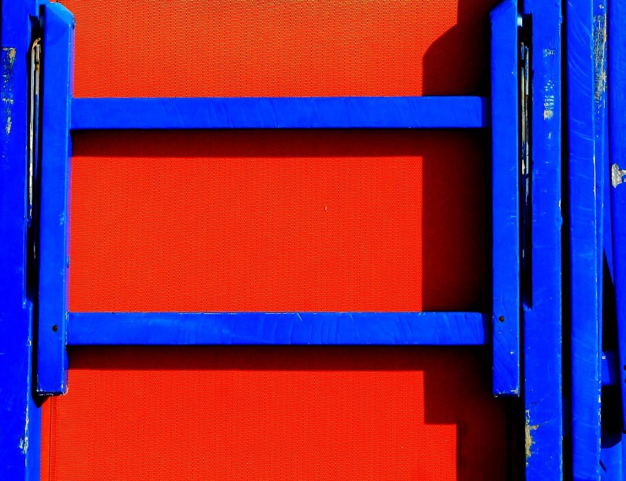 Старая стена синего и красного цвета