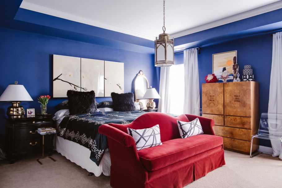 Синие стены красный диван