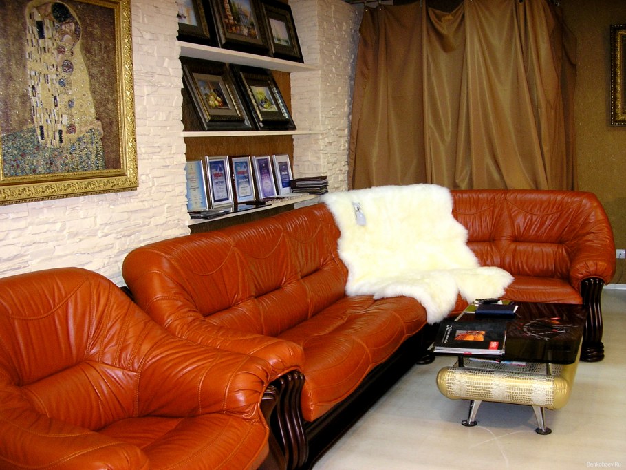 Рыжий кожаный диван в интерьере