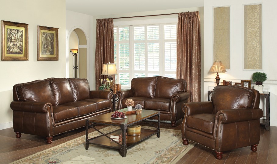 Коричневый кожаный диван в интерьере