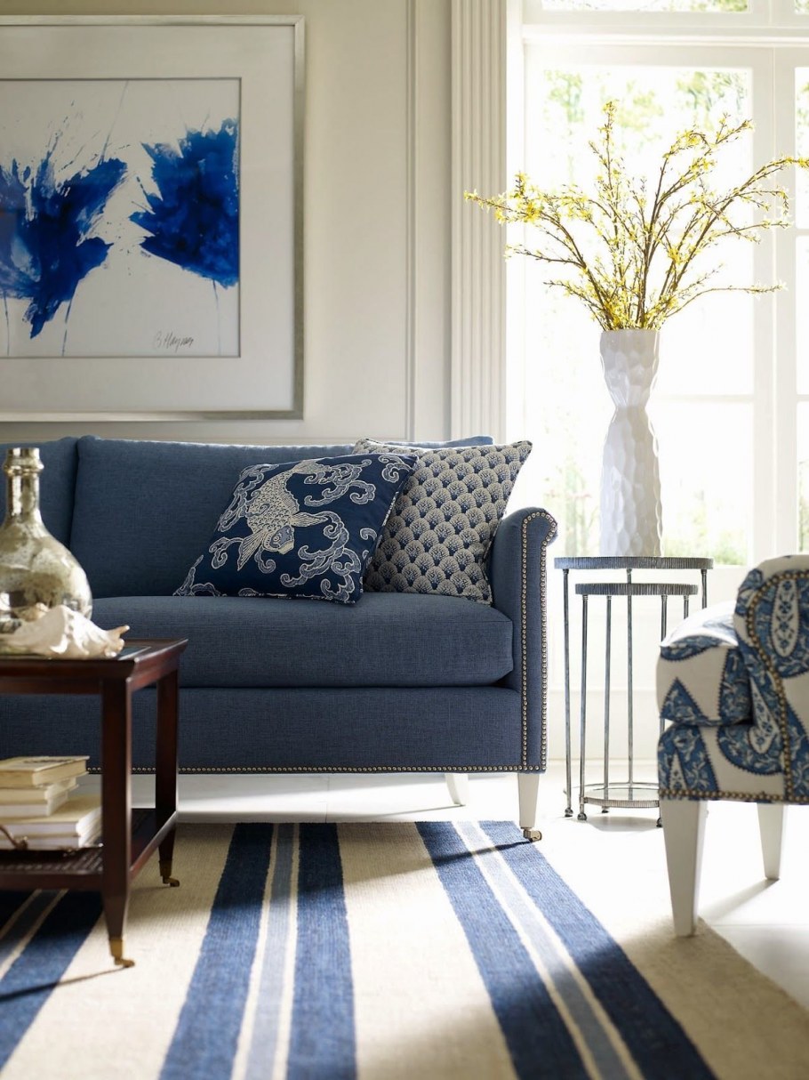 Синий диван в интерьере