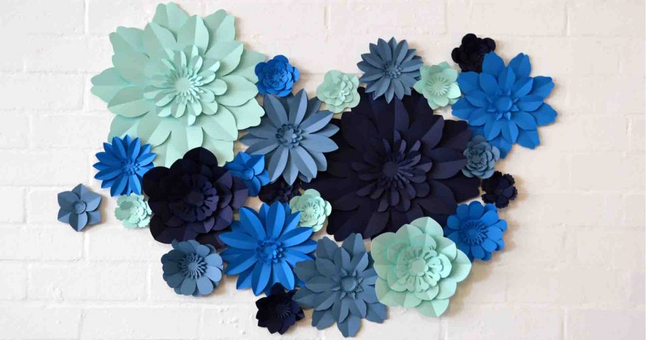 Голубые цветы из бумаги