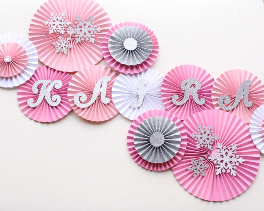 Декор из бумажных вееров