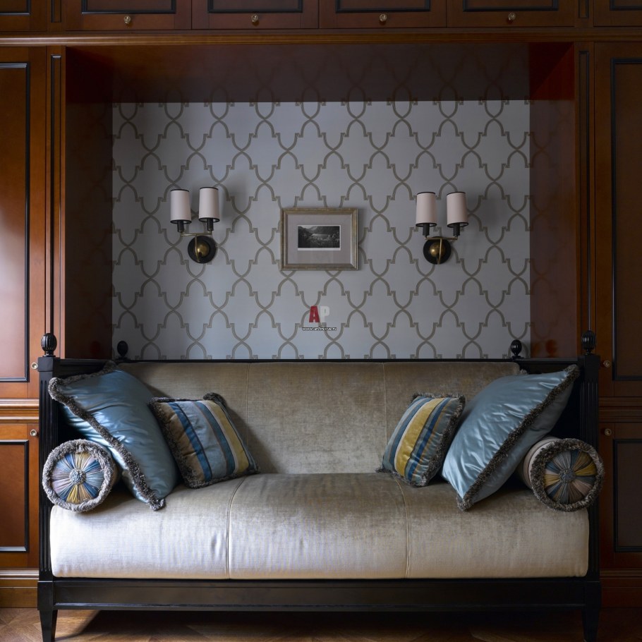 Диван между шкафами