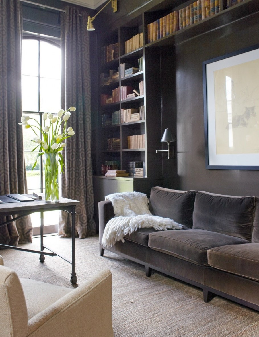 Диван между шкафами в интерьере