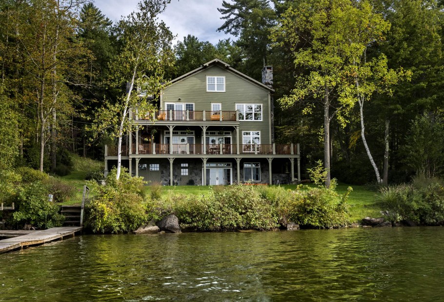 Тини Хаус на берегу озера