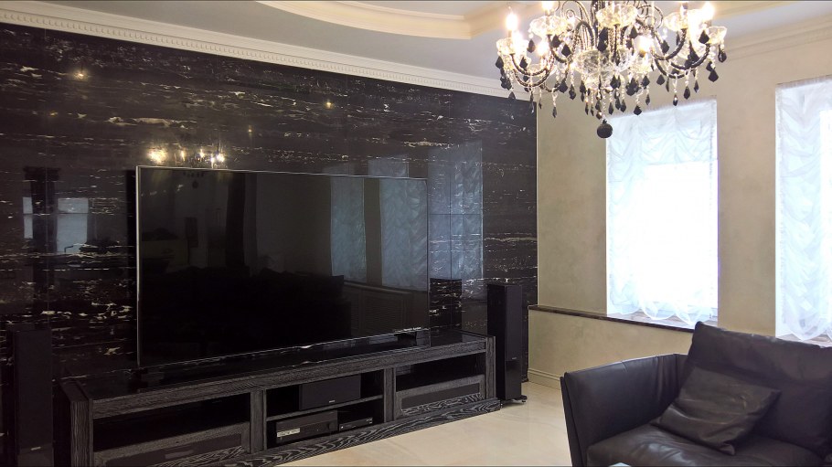 Черный мрамор на стене в гостиной