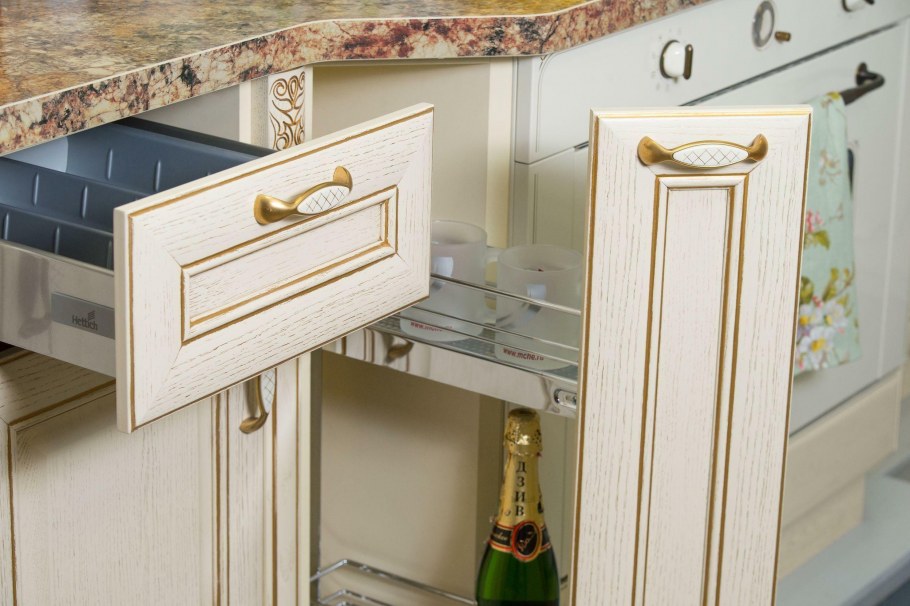 Кухня золотого цвета