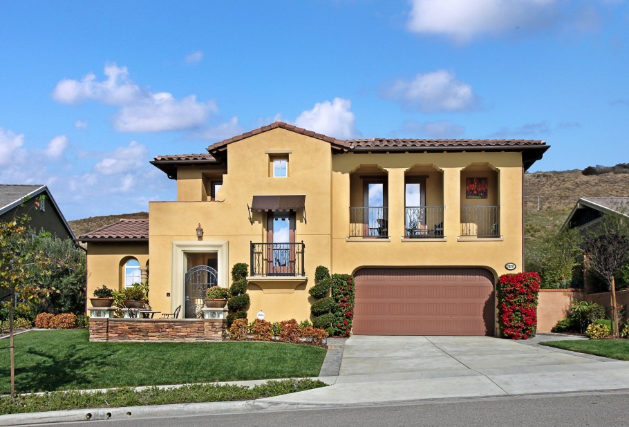 Двухэтажный дом в средиземноморском стиле