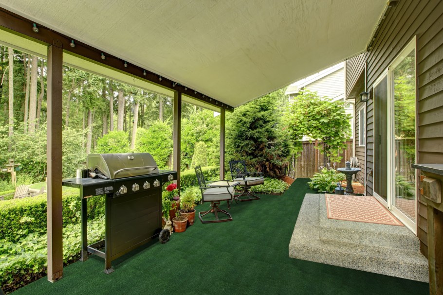 Зеленая веранда на даче