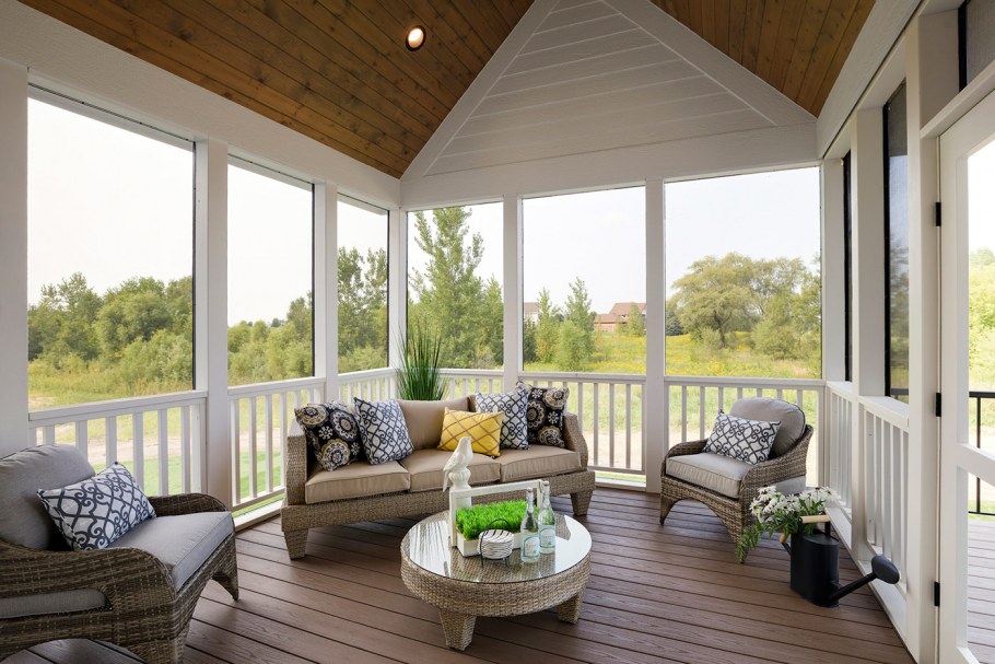 Коричневый дом из бруса белая веранда и бежевый пол на веранде