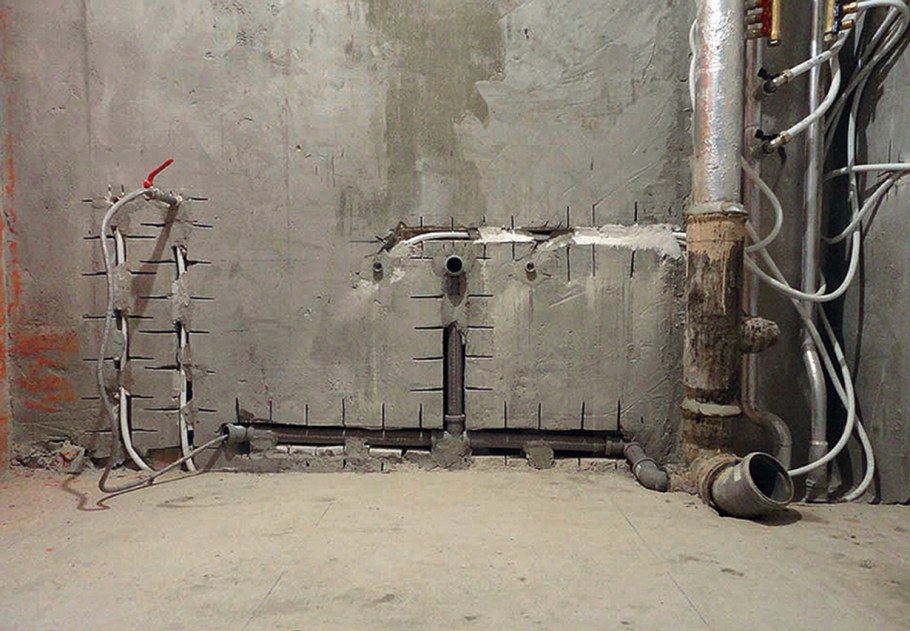 Прокладка канализационных 110 труб в стене в ванной