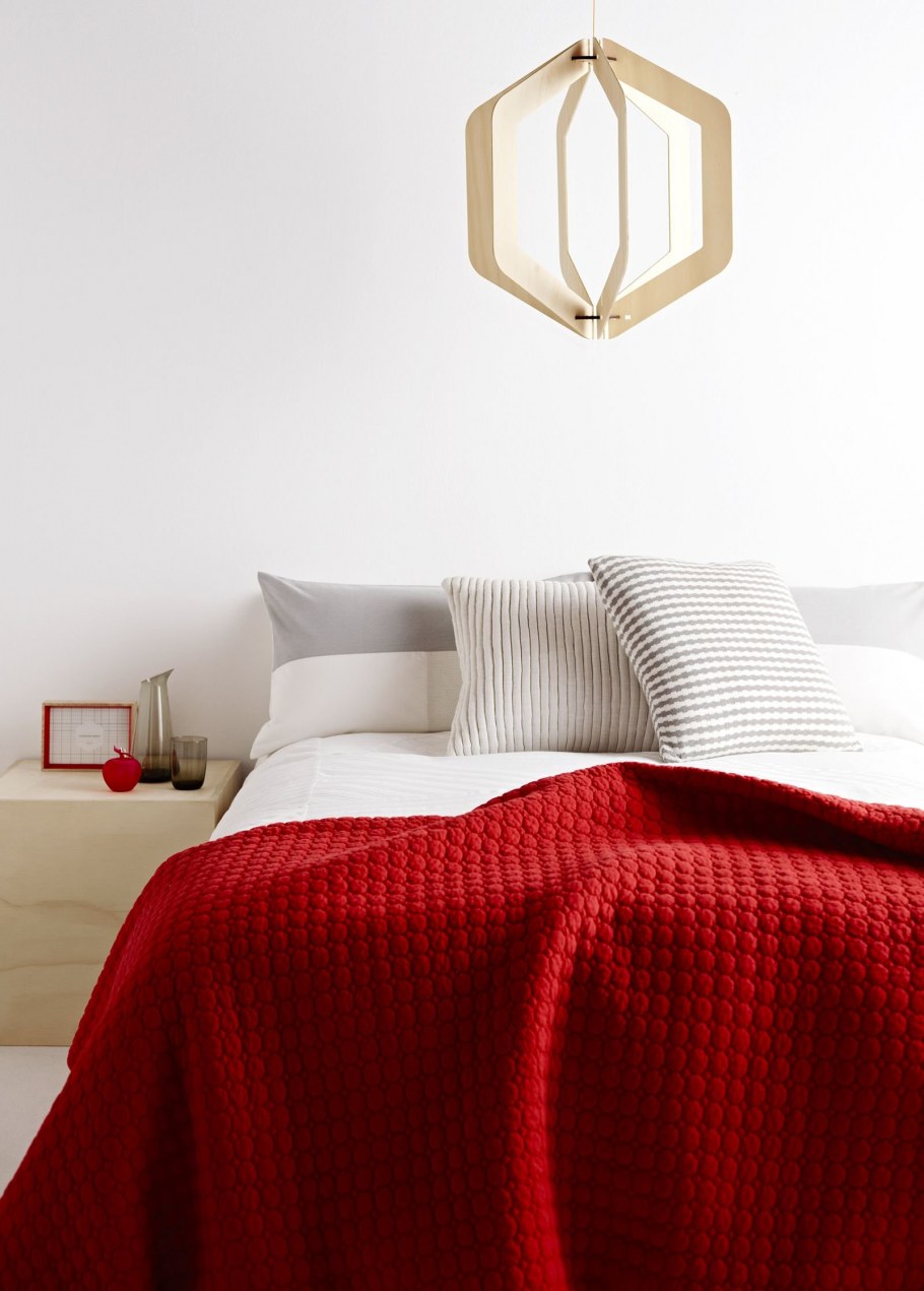 Красные стулья в интерьере кухни