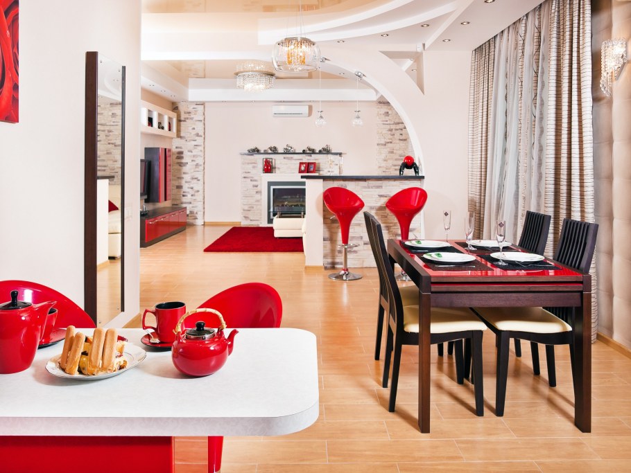 Интерьер синий красный белый