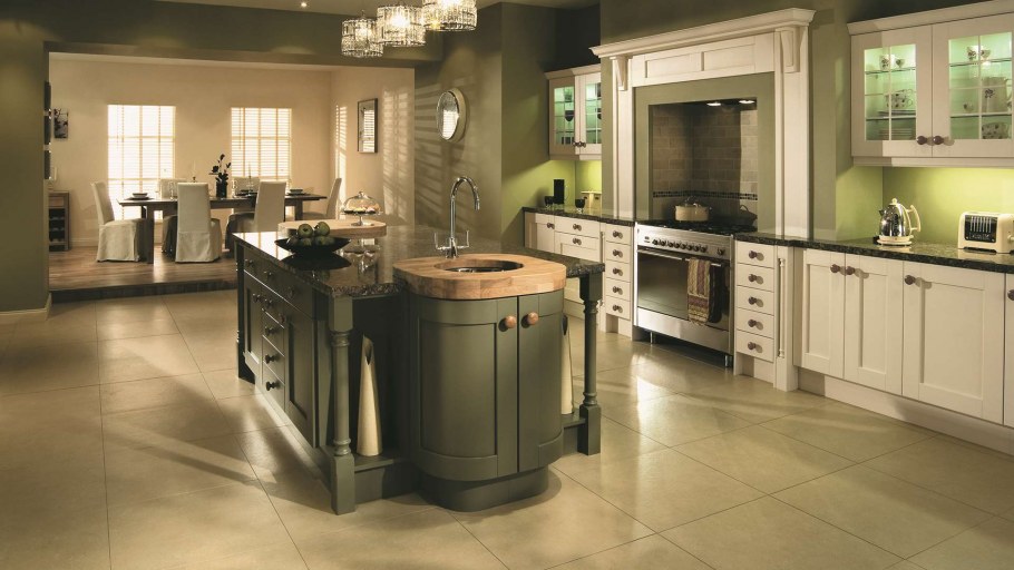 Кухня слоновая кость и зелёный интерьер