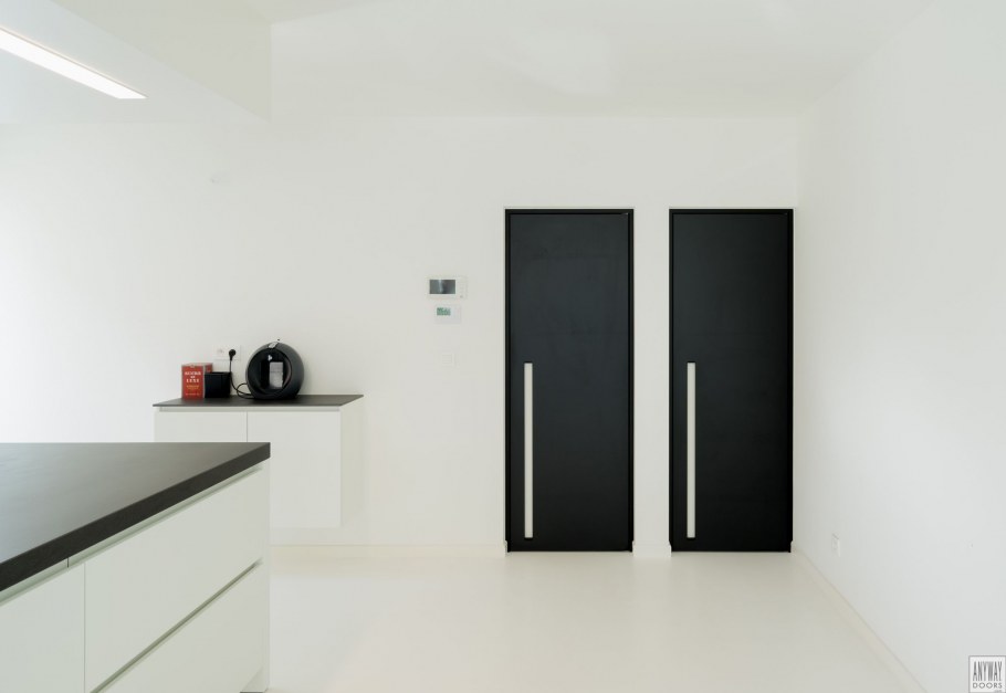 Белые стены черные двери