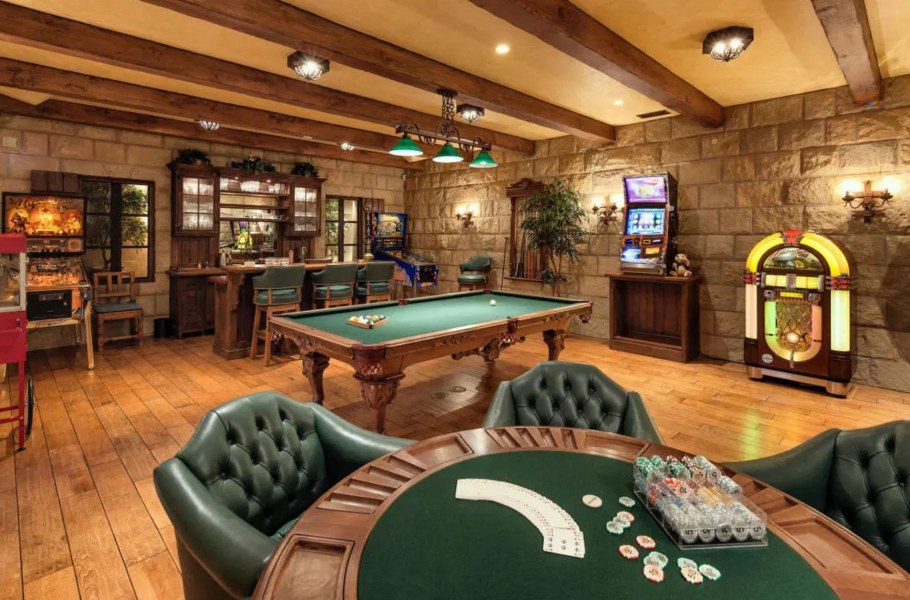 Бильярдная комната с баром