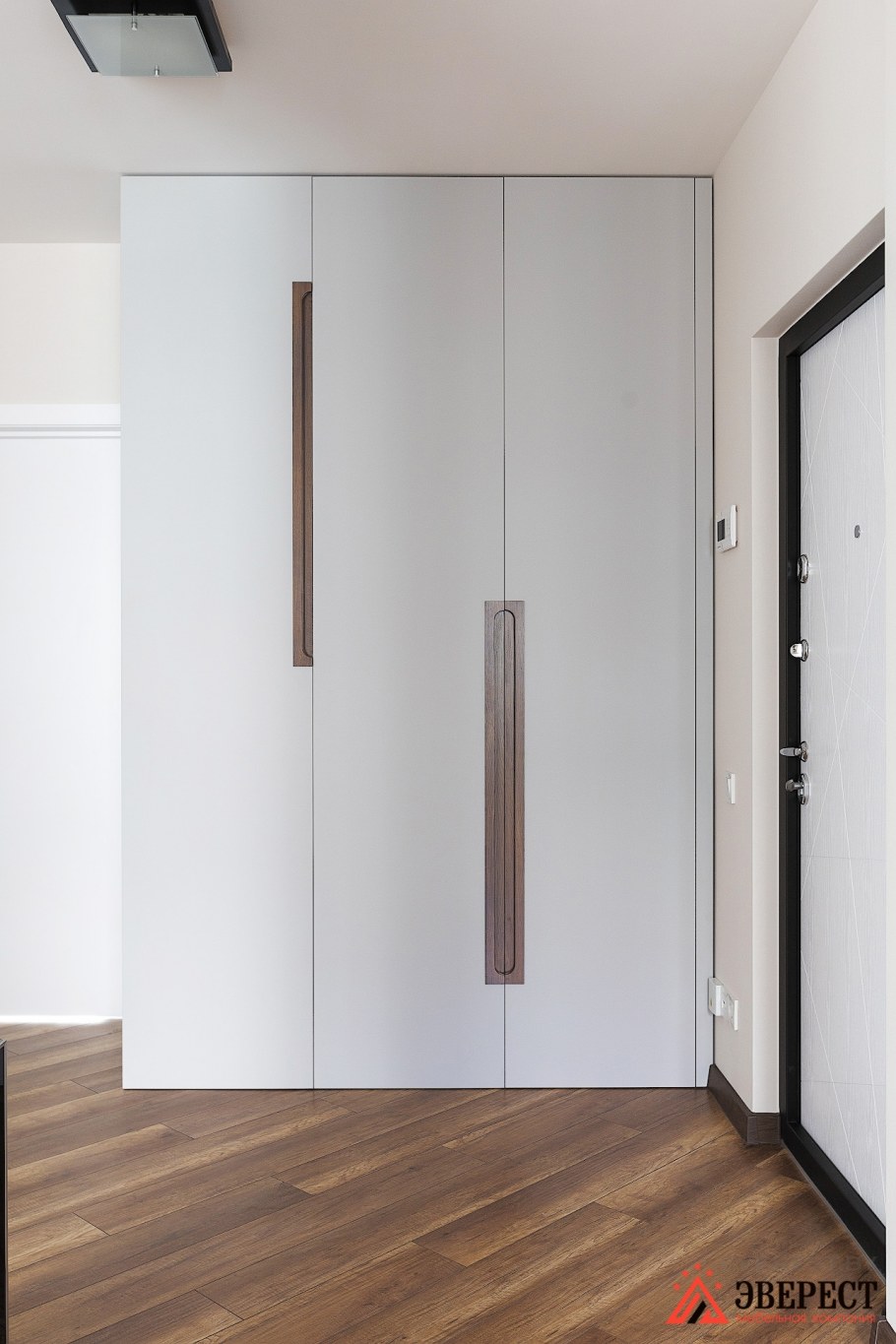 Шкаф распашной с интегрированными ручками