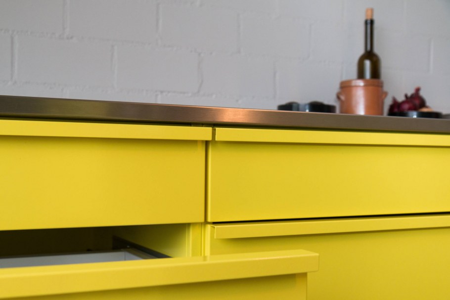 Интегрированные ручки на фасадах кухни