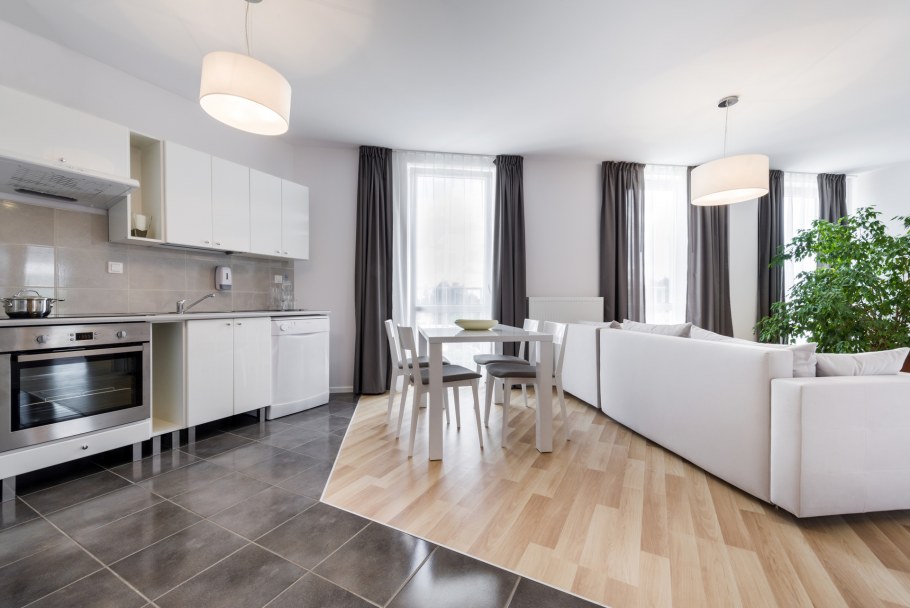 Ламинат в кухне гостиной