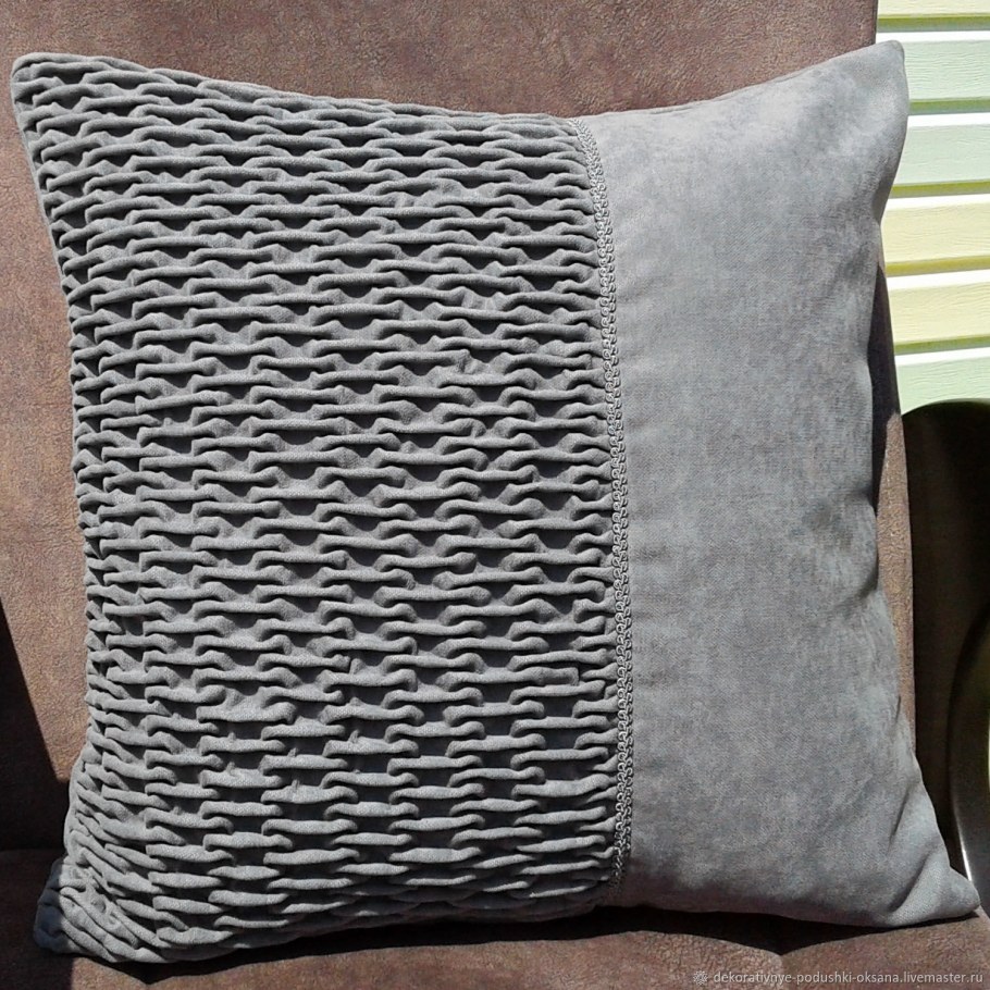 Подушка декоративная серая