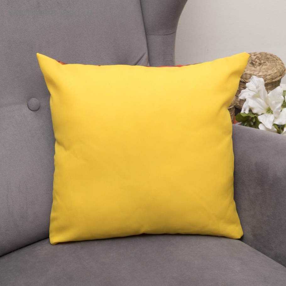 Яркие подушки