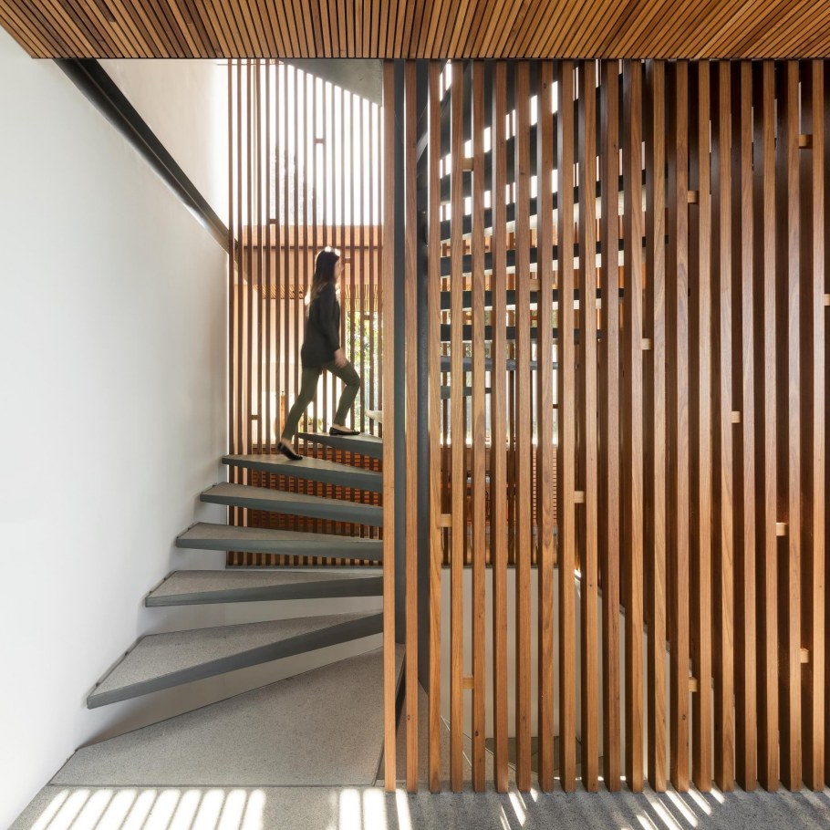 Стенка из деревянных реек