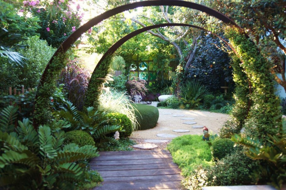 Каменная арка в саду