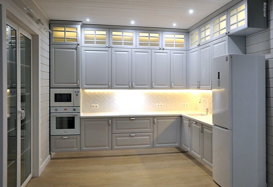 Кухня с золотым профилем